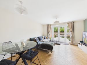 Lounge/Diner- click for photo gallery